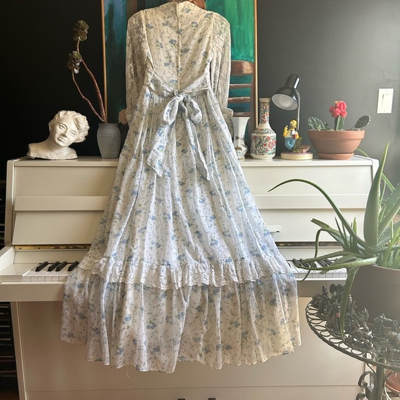 White and Blue Tiered Long Sleeve Sundress with Mandarin Collar - Picture 2 of 15